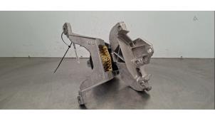 Engine mount from a Mercedes-Benz CLA (118.3) 1.3 CLA-200 Turbo 16V 2022
