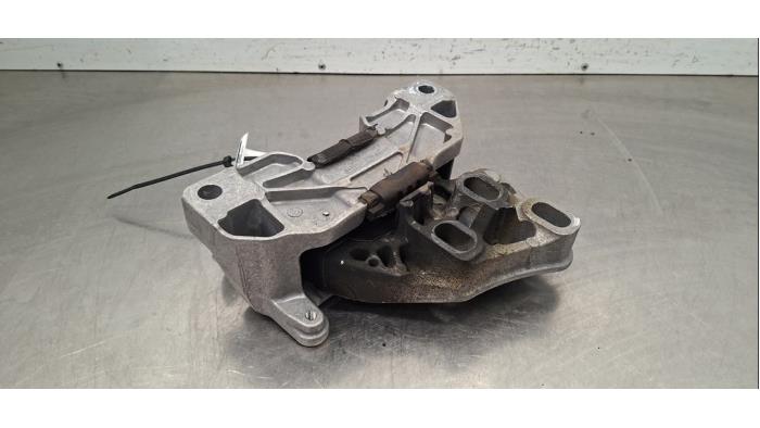 Engine mount from a Mercedes-Benz CLA (118.3) 1.3 CLA-200 Turbo 16V 2022