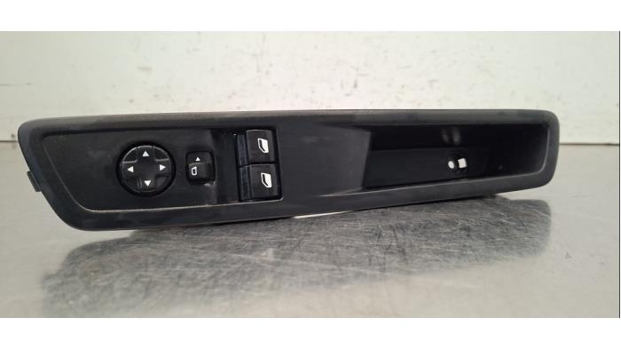 Usados Interruptor combinado de ventanillas Peugeot Expert (V1/VA/VB/VE/VF/VT/VY) 2.0 Blue HDi 145 16V Precio € 60,50 IVA incluido ofrecido por Autohandel Didier