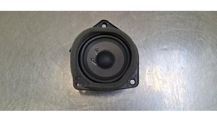 Parcel shelf speaker