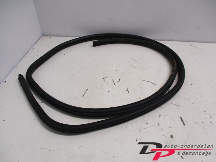 Front door seal 4-door, right from a BMW 1 serie (E87/87N) 118d 16V 2005