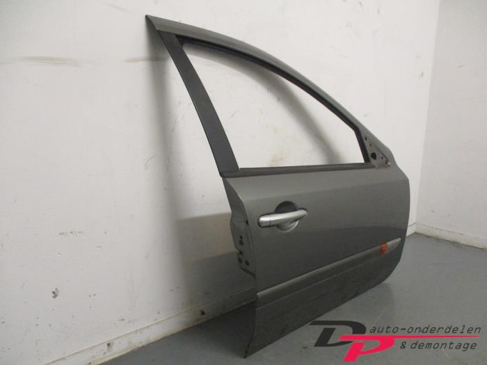 Porte avant droite d'un Renault Laguna II (BG) 2.0 16V 2003