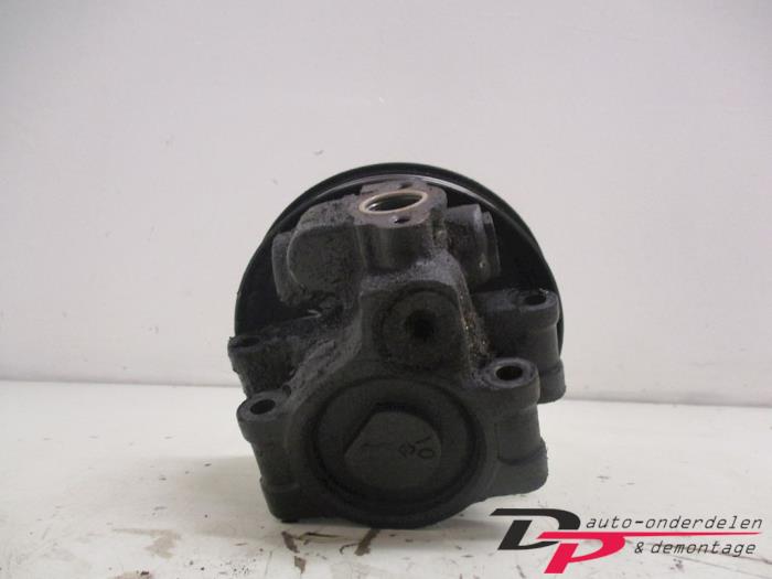 Power steering pump from a Ford Mondeo III Wagon 1.8 16V 2001