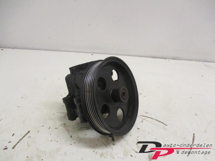 Power steering pump from a Ford Mondeo III Wagon 1.8 16V 2001