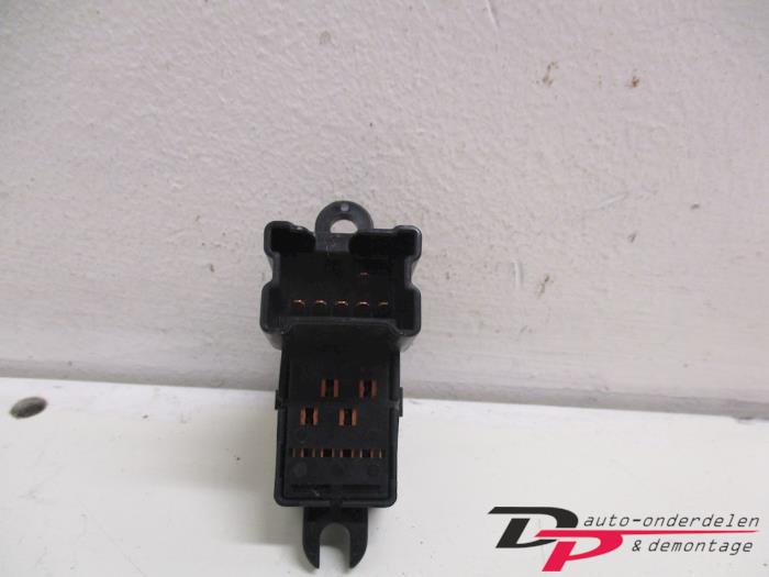 Electric window switch from a Nissan Qashqai (J10) 1.6 16V 2008