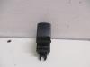 Electric window switch from a Nissan Qashqai (J10) 1.6 16V 2008