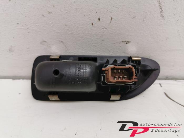 Electric window switch from a Renault Laguna II Grandtour (KG) 1.6 16V 2004