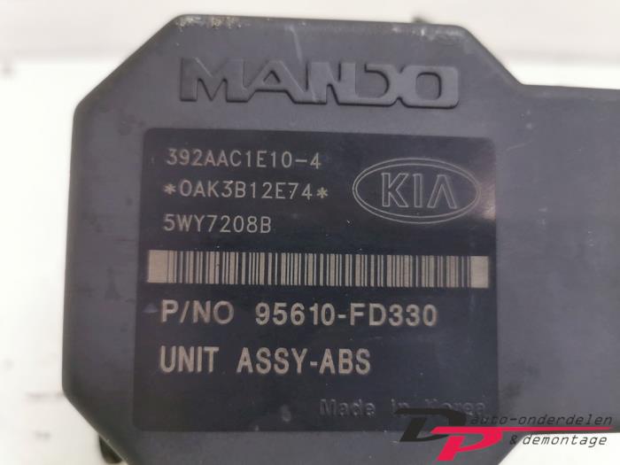 ABS Pumpe van een Kia Rio (DC22/24) 1.5 16V 2003