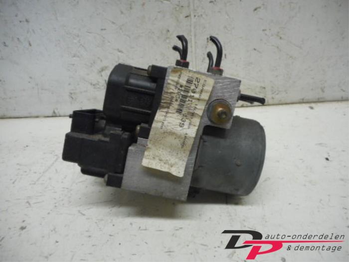 Używane Pompa ABS Peugeot 306 (7A/C/S) 1.6i XR,XT,ST Cena € 16,20 Procedura marży oferowane przez DP Auto-onderdelen & Demontage