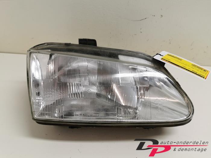 Używane Reflektor prawy Renault Megane (BA) 1.4i RL,RN Cena € 13,50 Procedura marży oferowane przez DP Auto-onderdelen & Demontage
