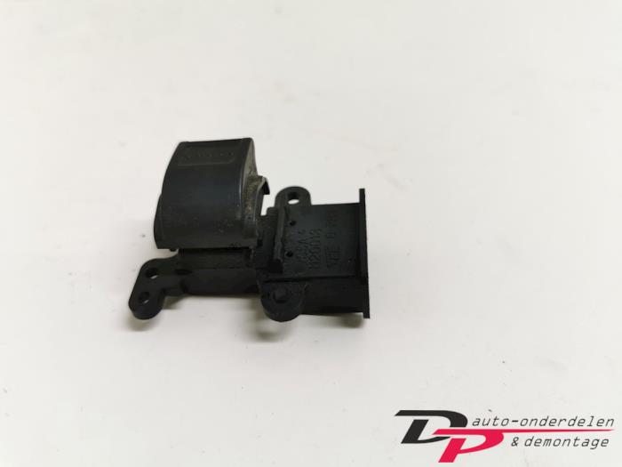 Usados Interruptor de ventanilla eléctrica Honda CR-V (RD5/6/7/8) 2.0i 16V VTEC Precio € 9,00 Norma de margen ofrecido por DP Auto-onderdelen & Demontage