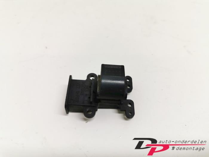 Usados Interruptor de ventanilla eléctrica Honda CR-V (RD5/6/7/8) 2.0i 16V VTEC Precio € 9,00 Norma de margen ofrecido por DP Auto-onderdelen & Demontage