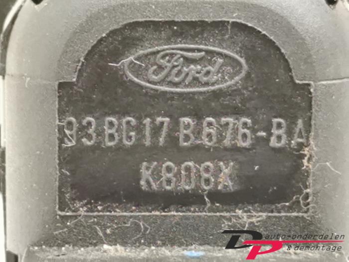 Interruptor de retrovisor de un Ford Mondeo III Wagon 2.0 TDCi/TDDi 115 16V 2003