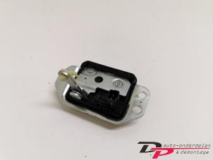 Used Tailgate lock mechanism Chevrolet Spark 1.0 16V Price € 7,20 Margin scheme offered by DP Auto-onderdelen & Demontage
