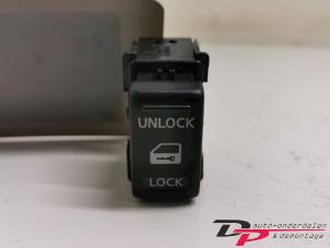 Used Central locking switch Nissan Micra (K12) 1.2 16V Price € 8,10 Margin scheme offered by DP Auto-onderdelen & Demontage