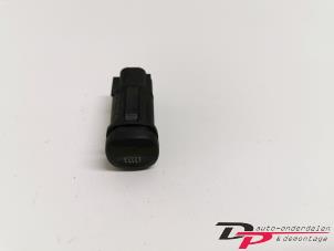 Używane Przelacznik ogrzewania szyby tylnej Mazda 121 (JA/JB) 1.25i 16V Cena € 9,00 Procedura marży oferowane przez DP Auto-onderdelen & Demontage