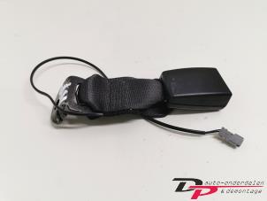 Used Rear seatbelt buckle, centre Opel Corsa E 1.4 16V Price € 8,10 Margin scheme offered by DP Auto-onderdelen & Demontage