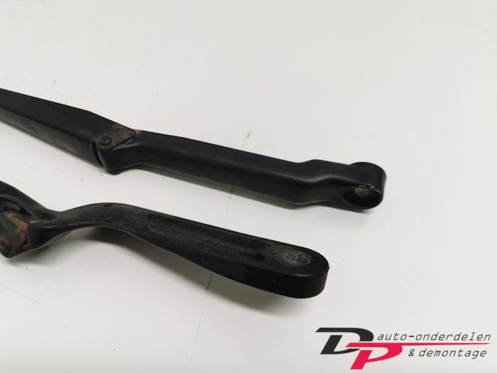 Front wiper arm from a Volkswagen Polo III (6N2) 1.4 2001