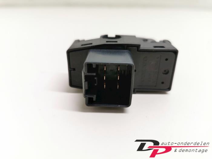 Electric window switch from a Volvo V70 (SW) 2.4 D5 20V 2002