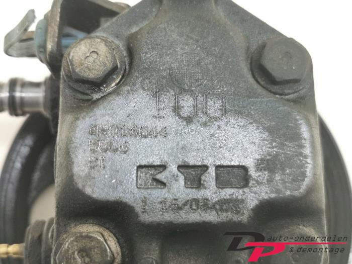 Power steering pump from a Mitsubishi Space Star (DG) 1.6 16V 2003