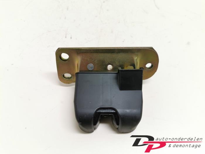 Tailgate lock mechanism from a Mitsubishi Carisma 1.8 GDI 16V 2000