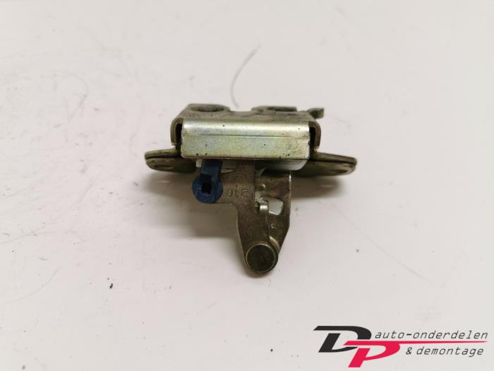 Tailgate lock mechanism from a Daihatsu Sirion/Storia (M1) 1.0 12V DVVT 2004