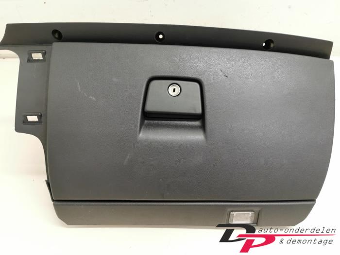 Begagnade Handskfack Volvo V50 (MW) 2.0 D 16V Pris € 17,10 Marginaltabell erbjuds av DP Auto-onderdelen & Demontage