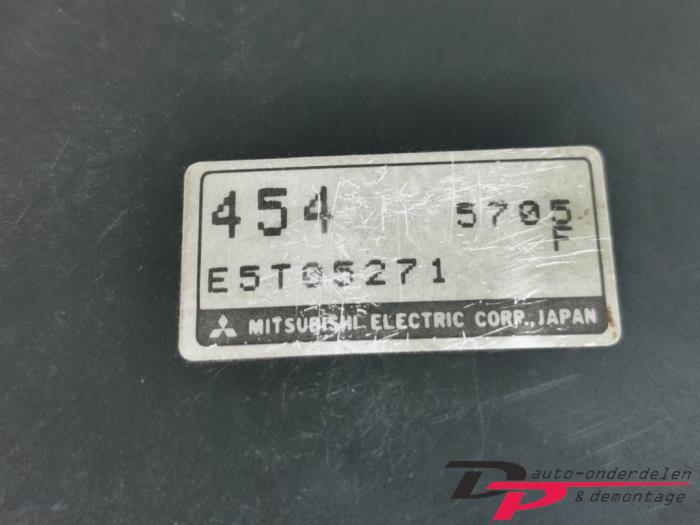 Medidor de masa de aire de un Mitsubishi Carisma 1.6i 16V 1996
