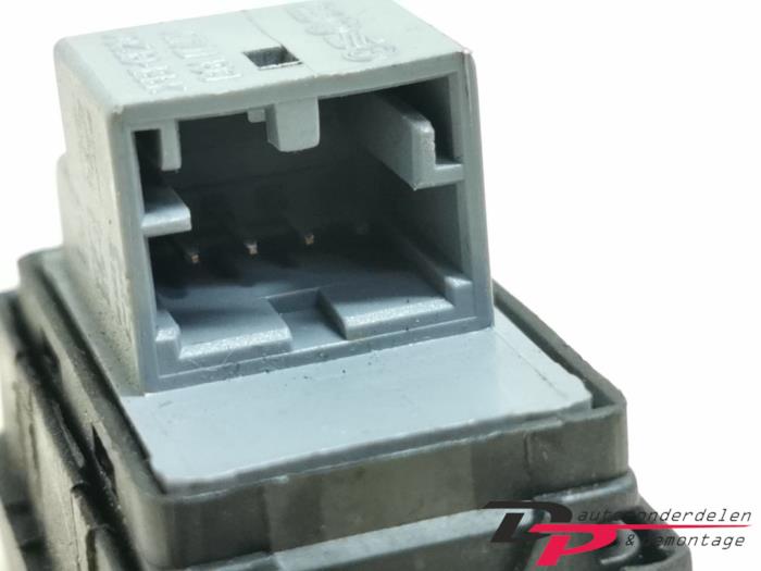 Electric window switch from a Seat Cordoba (6L2) 1.4 16V 2004