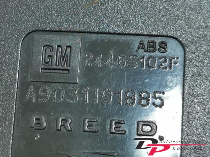 Rear seatbelt buckle, left from a Opel Signum (F48) 2.2 Direct 16V 2003