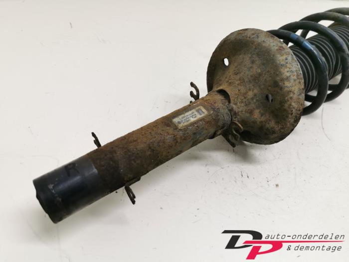 Front shock absorber rod, right from a Volkswagen Bora (1J2) 1.9 TDI 100 2002