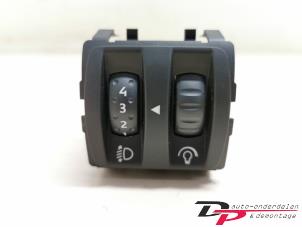 Usados Interruptor faro lhv Renault Twingo II (CN) 1.2 Precio € 4,50 Norma de margen ofrecido por DP Auto-onderdelen & Demontage