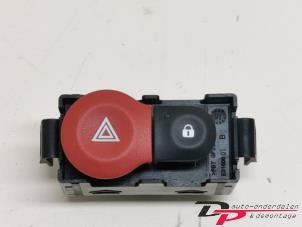 Usados Interruptor de luz de pánico Renault Twingo III (AH) 1.0 SCe 70 12V Precio € 7,20 Norma de margen ofrecido por DP Auto-onderdelen & Demontage
