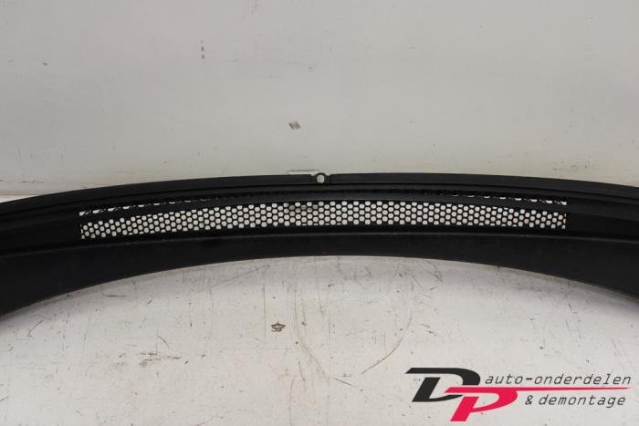 Cowl top grille from a Peugeot 3008 I (0U/HU) 1.6 16V THP 155 2010