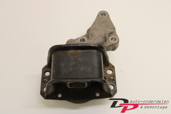 Engine mount from a Citroën C4 Picasso (UD/UE/UF) 1.8 16V 2008
