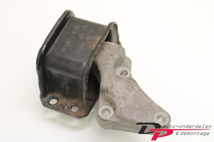 Engine mount from a Citroën C4 Picasso (UD/UE/UF) 1.8 16V 2008