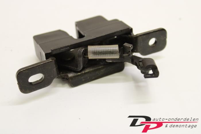 Tailgate lock mechanism from a Kia Rio (DC12) 1.3 RS,LS 2002