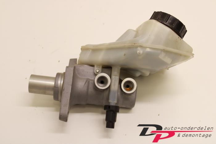 Master cylinder from a Land Rover Range Rover Evoque (LVJ/LVS) 2.2 SD4 16V Coupe 2012