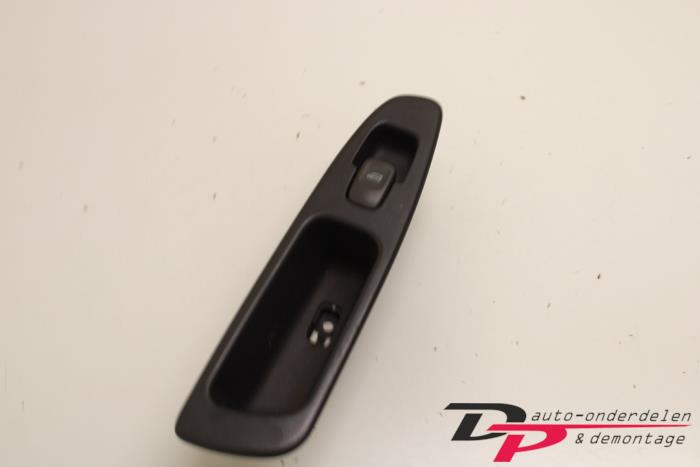 Usados Interruptor de ventanilla eléctrica Volvo V40 (VW) 2.0 16V Precio € 5,95 Norma de margen ofrecido por DP Auto-onderdelen & Demontage