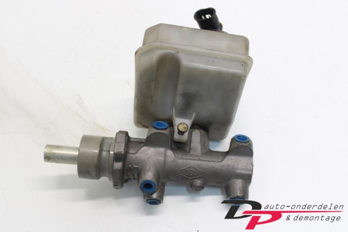 Master cylinder from a Renault Master III (FD/HD) 2.2 dCi 16V 2001