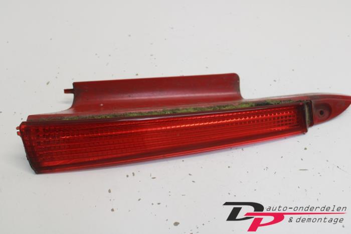 Tailgate reflector, right from a Citroën C4 Berline (LC) 1.6 16V VTi 120 2010