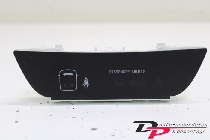 Begagnade Innerdisplay Toyota iQ 1.0 12V VVT-i Pris € 7,65 Marginaltabell erbjuds av DP Auto-onderdelen & Demontage