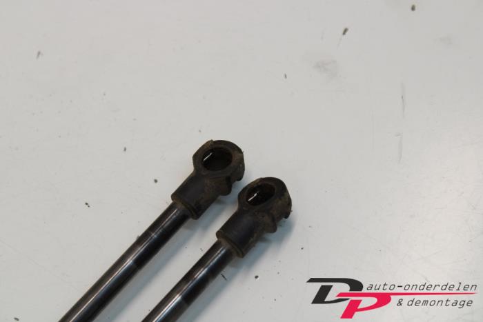 Set of tailgate gas struts from a BMW 1 serie (F20) 114d 1.6 16V 2014