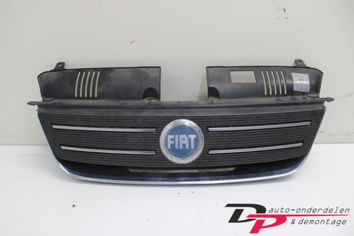 Używane Grill Fiat Idea (350AX) 1.4 16V Cena € 18,70 Procedura marży oferowane przez DP Auto-onderdelen & Demontage