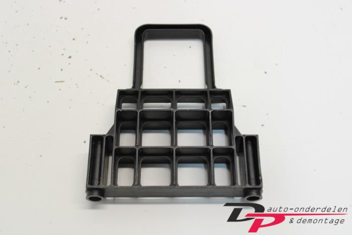 Begagnade Batterilåda Mercedes A (W169) 2.0 A-180 CDI 16V 5-Drs. Pris € 6,80 Marginaltabell erbjuds av DP Auto-onderdelen & Demontage