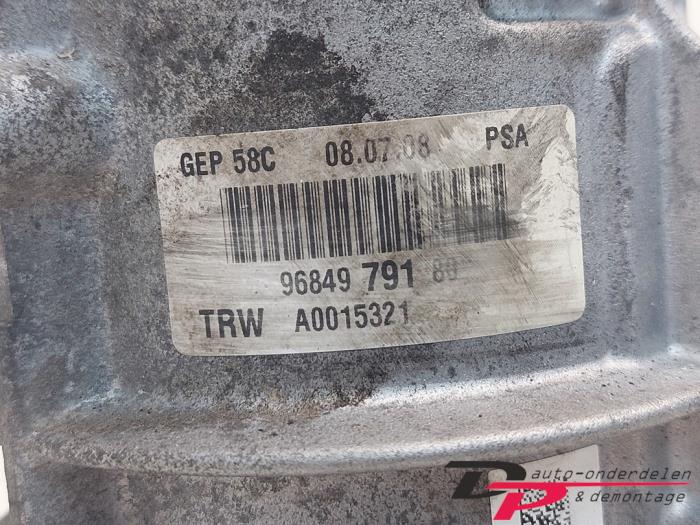 Power steering pump from a Peugeot 308 SW (4E/H) 1.6 16V THP 150 2008