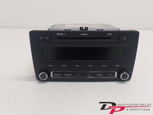 Used Radio CD player Skoda Octavia Combi (1Z5) 1.4 TSI 16V Price € 42,50 Margin scheme offered by DP Auto-onderdelen & Demontage