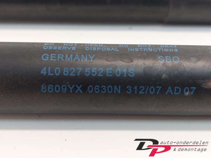 Zestaw amortyzatorów gazowych tylnej klapy z Audi Q7 (4LB) 3.0 TDI V6 24V 2006