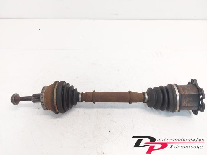 Front drive shaft, left from a Audi A4 Avant Quattro (B6) 3.0 V6 30V 2003