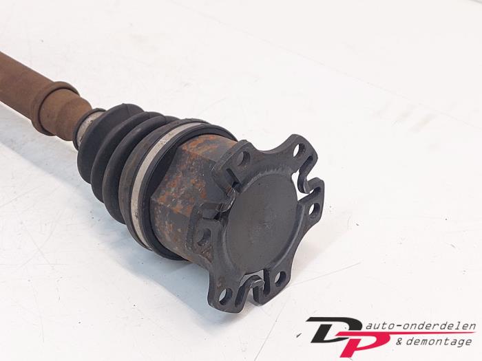 Front drive shaft, left from a Audi A4 Avant Quattro (B6) 3.0 V6 30V 2003